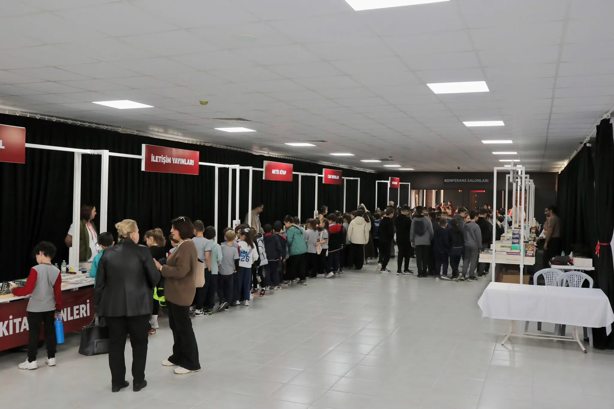 BİNLERCE OKUR, YÜZLERCE HİKAYE, TEK BİR BULUŞMA: 10. GELENEKSEL EDİRNE KİTAP GÜNLERİ TAMAMLANDI galeri görseli